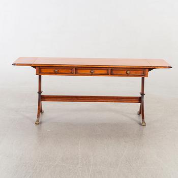 Soffbord engelsk stil, mahogny , Åmells Möbler  1900-talets andra hälft.