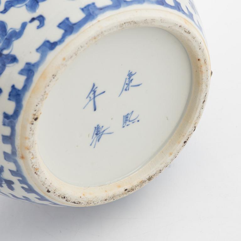 A Chinese blue and white porcelain lidded urn, Kangxi-style, 19th/20th Century.