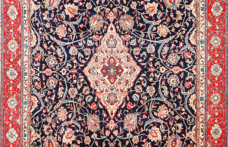 A Mahal carpet c. 375 x 263 cm.