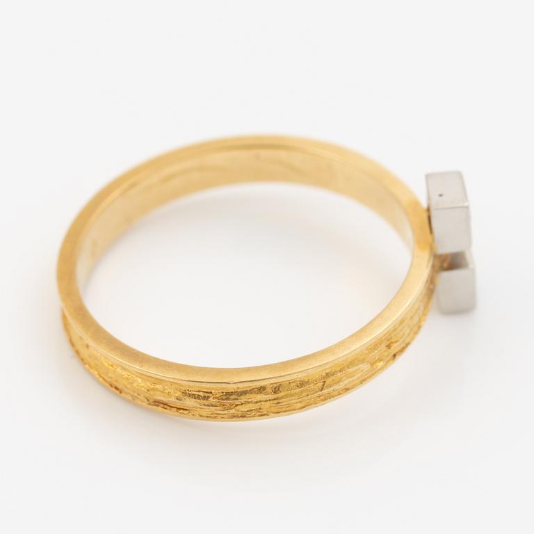 Björn Weckström, Ring, 18K gold set with round brilliant-cut diamonds, Finland 1975. By Lapponia.