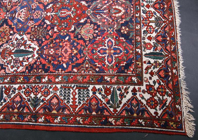 MATTA, Bakhtiari, semiantik. Ca 350 x 260.