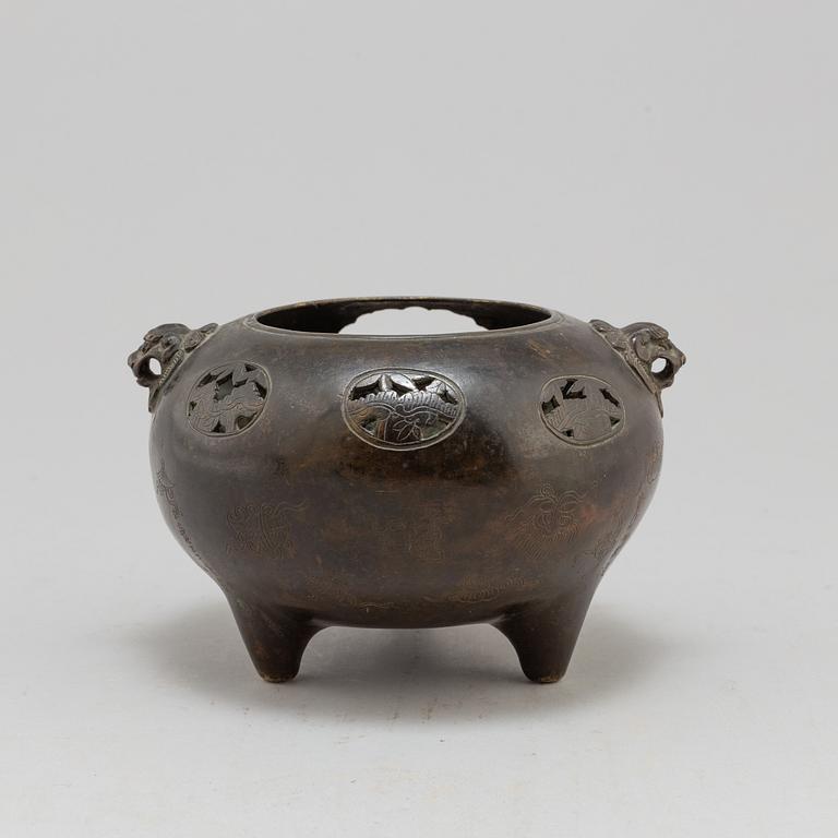 A Chinese bronze tripod censer, early 20th century.