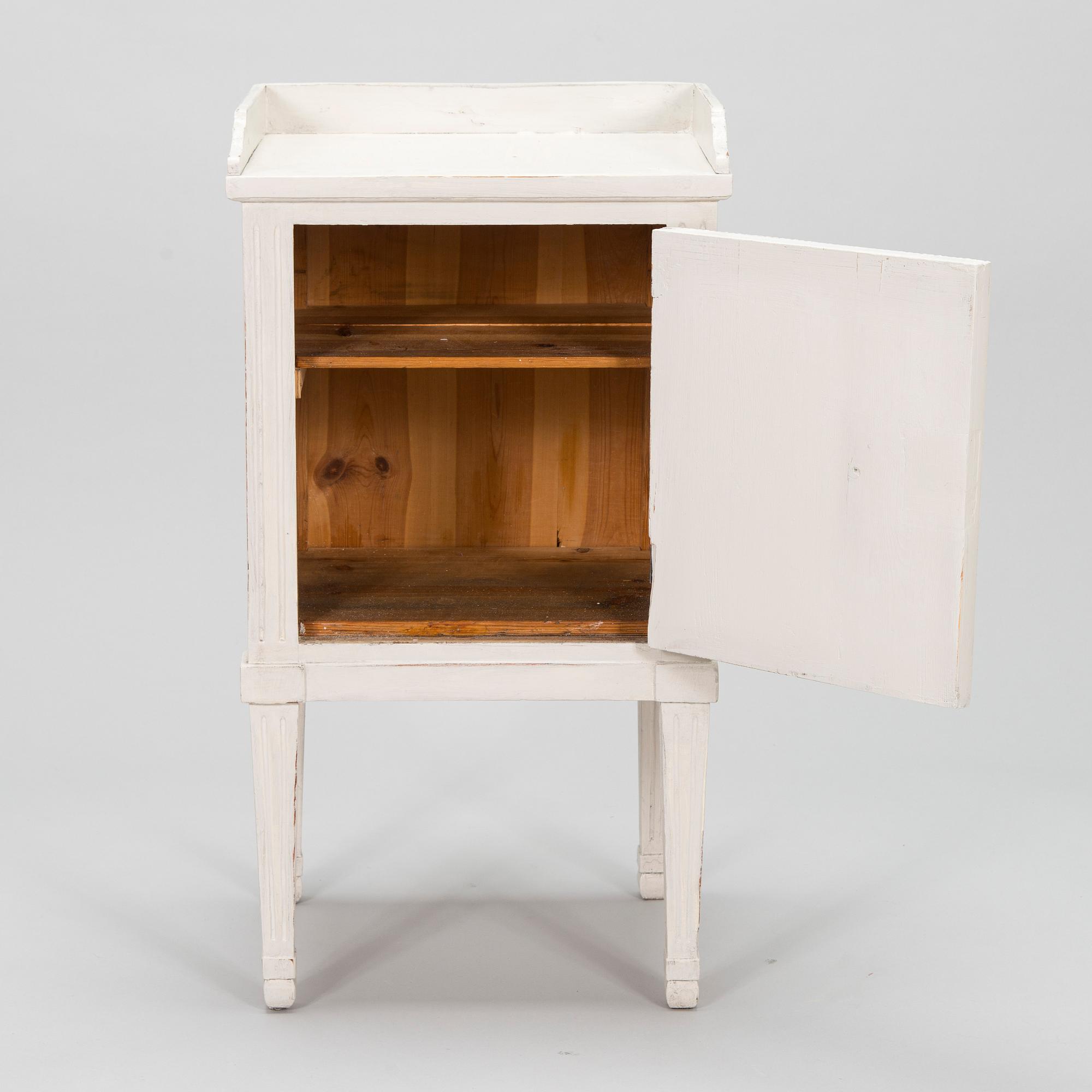 Nattduksbord/sängbord, gustaviansk stil, omkring 1900.