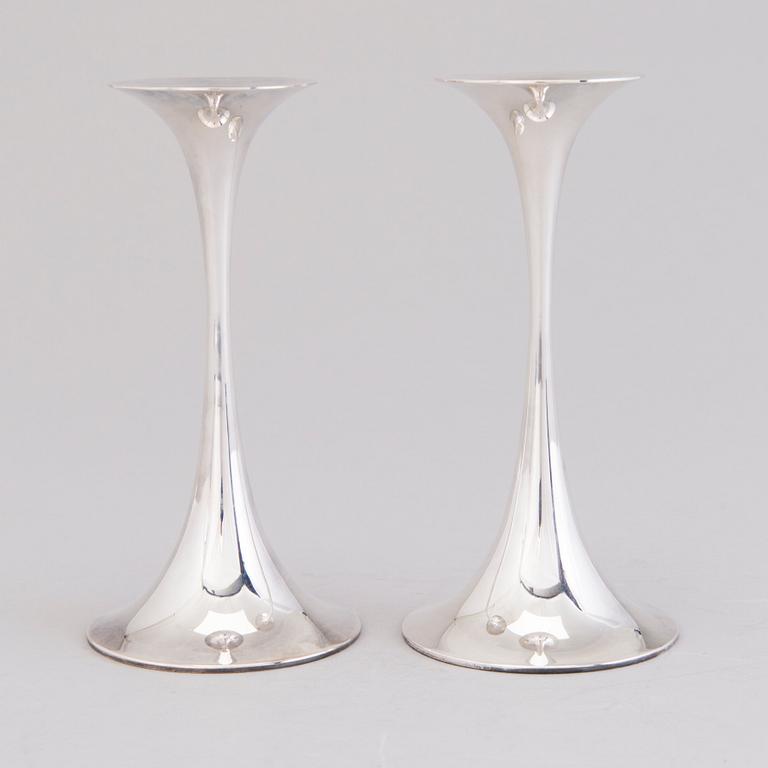 TAPIO WIRKKALA, LJUSSTAKAR, ett par, silver, "Trumpetti", stämpelsignerade TW, Kultakeskus, Tavastehus 1983 och 1986.