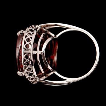 RING, 18 k vitguld, granat 63,5 ct, samt briljanter, VKJ, 2012.