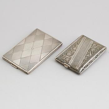 CIGARETTETUIER, 2 st, silver, 1900-talets första hälft. Vikt ca 308 gram.