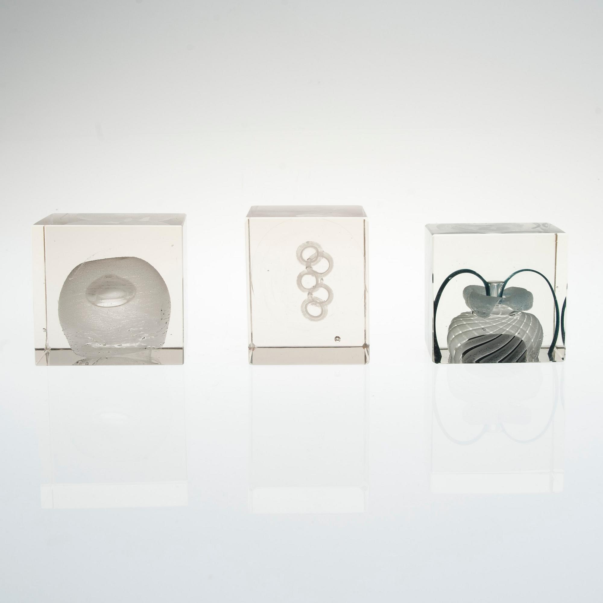 KUBER, 3 st, glas, osignerade.