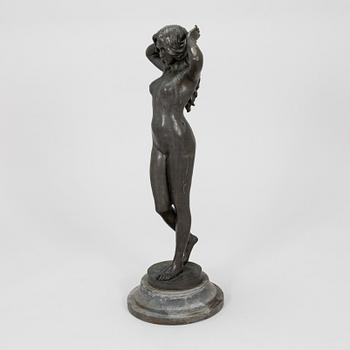 Pitta Luga, jälkeen, Seisova nainen.