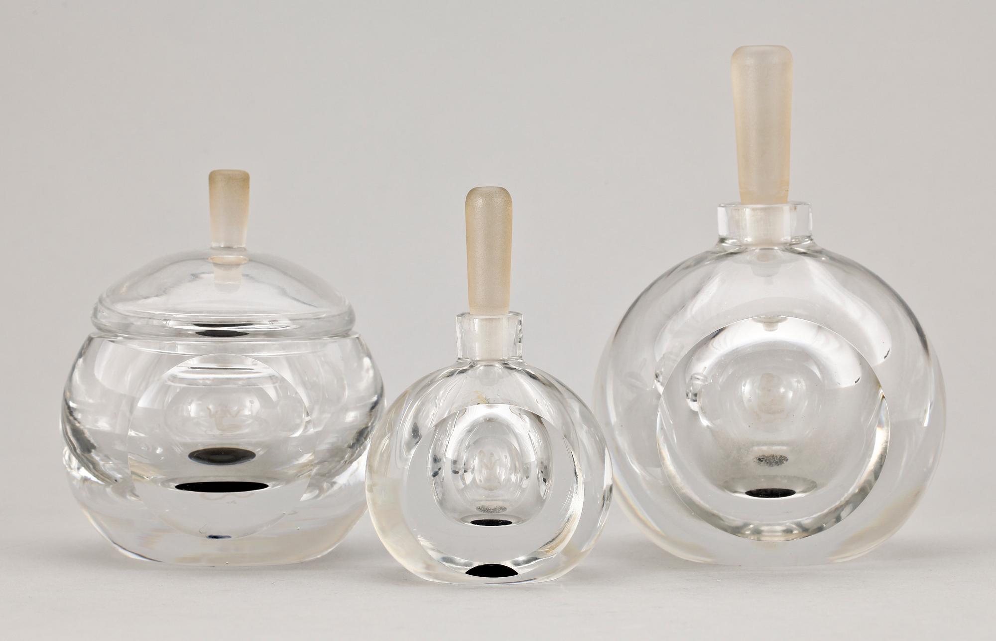 FLAKONGER, 2 st samt BURK MED LOCK, glas, art deco. Vicke Lindstrand, Orrefors, sign, 1930-tal.