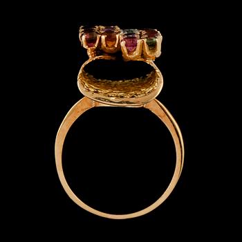 RING, 18k guld med syntetiska färgstenar. Vikt 9 g.