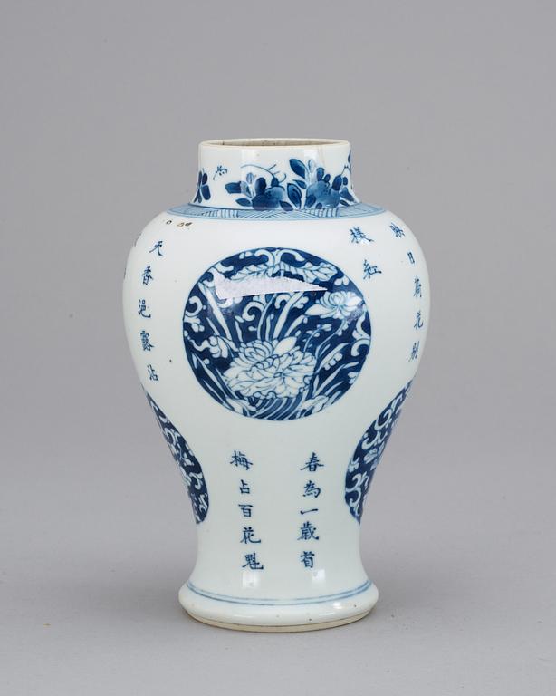 A blue and white vase, late Qing dynasty, Kangxi style.