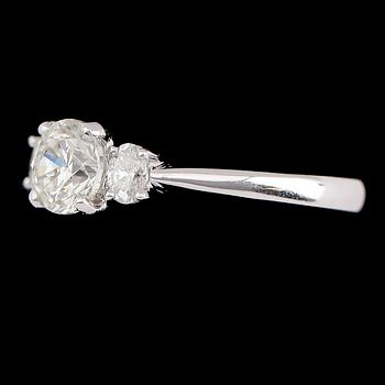 RING, 18 k vitguld, 3 briljantslipade diamanter tot ca 1.30 ct.