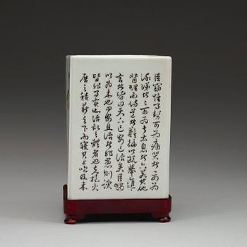 PENSELMUGG, porslin, Qingdynastin, med Qianlongs märke, 1800-tal.