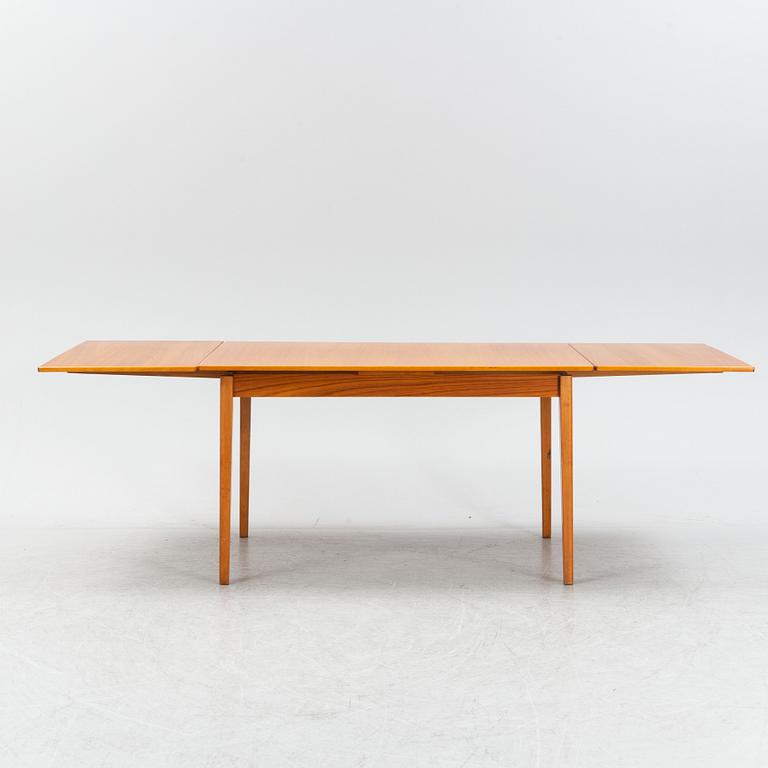 An oak dining table, 1950's/60's.