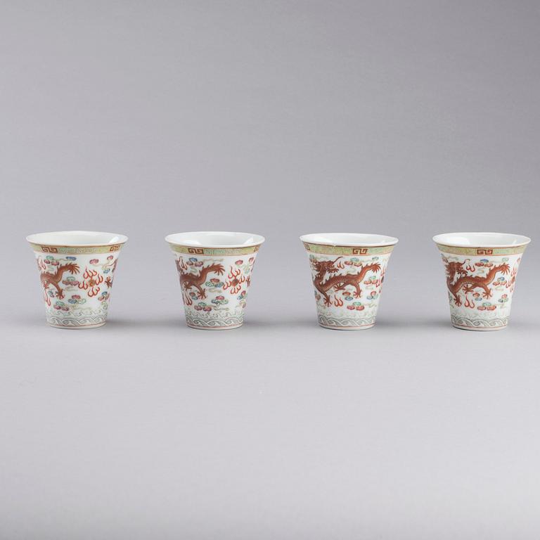 VINBÄGARE, 4 st, porslin, Qingdynasti, Guangxu (1874-1908) Kina.