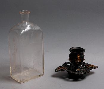 FLASKA samt CIGARRASKFAT, glas resp järn, 1800-tal.