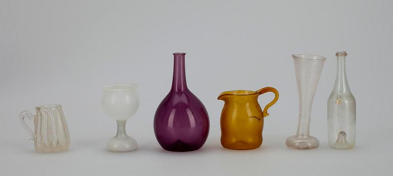 SKRIVSKÅP för dockskåp, FOTOGENLAMPA samt MINIATYRFÖREMÅL i glas, 6 st. Ca 1900.