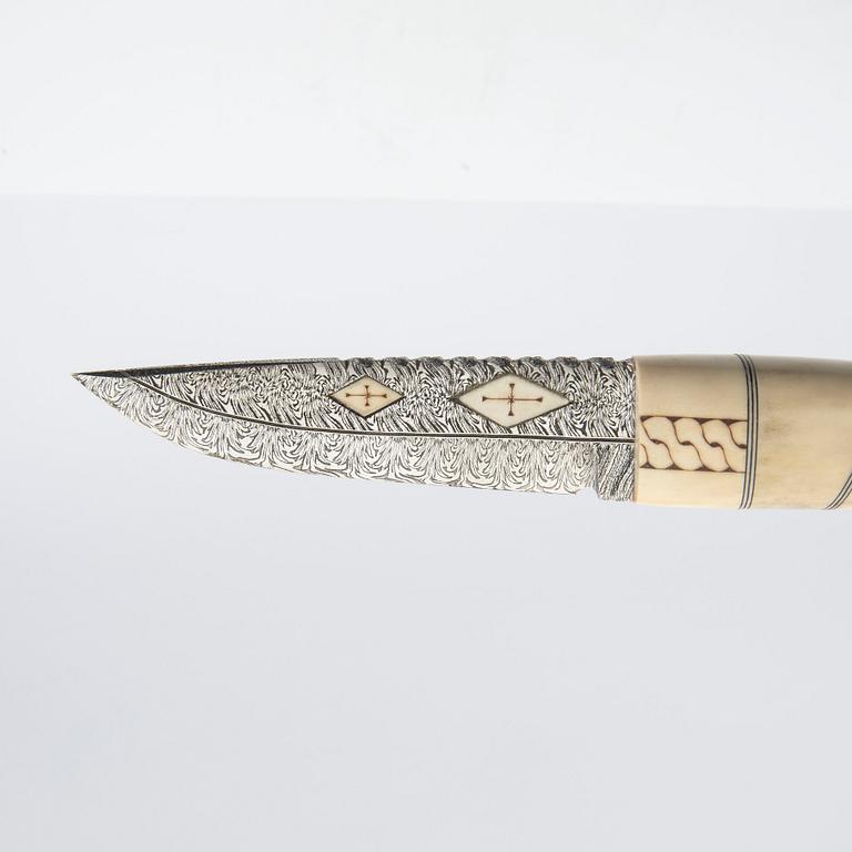 Stefan Groth i Valbo, halvhornskniv signerad 2009.