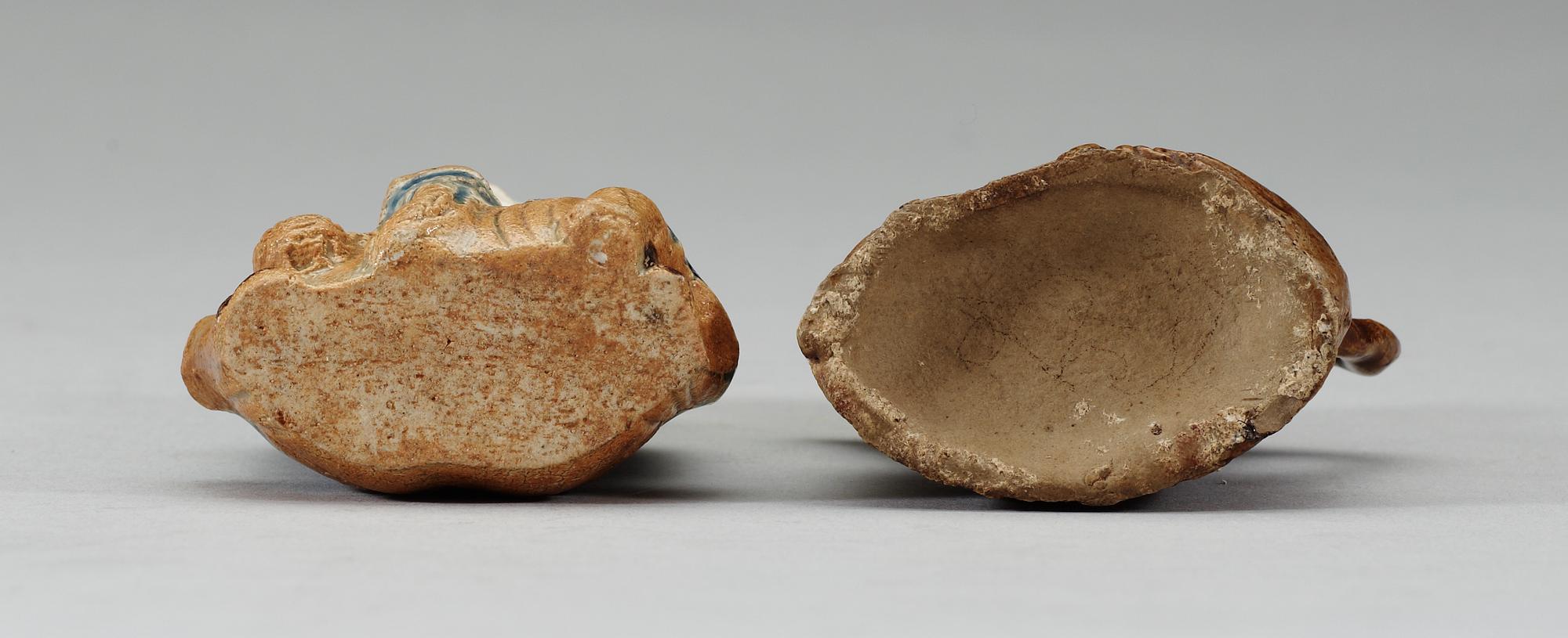 RÖKELSEHÅLLARE samt KANNA, keramik. Kina Qing dynastin, 1700-tal.