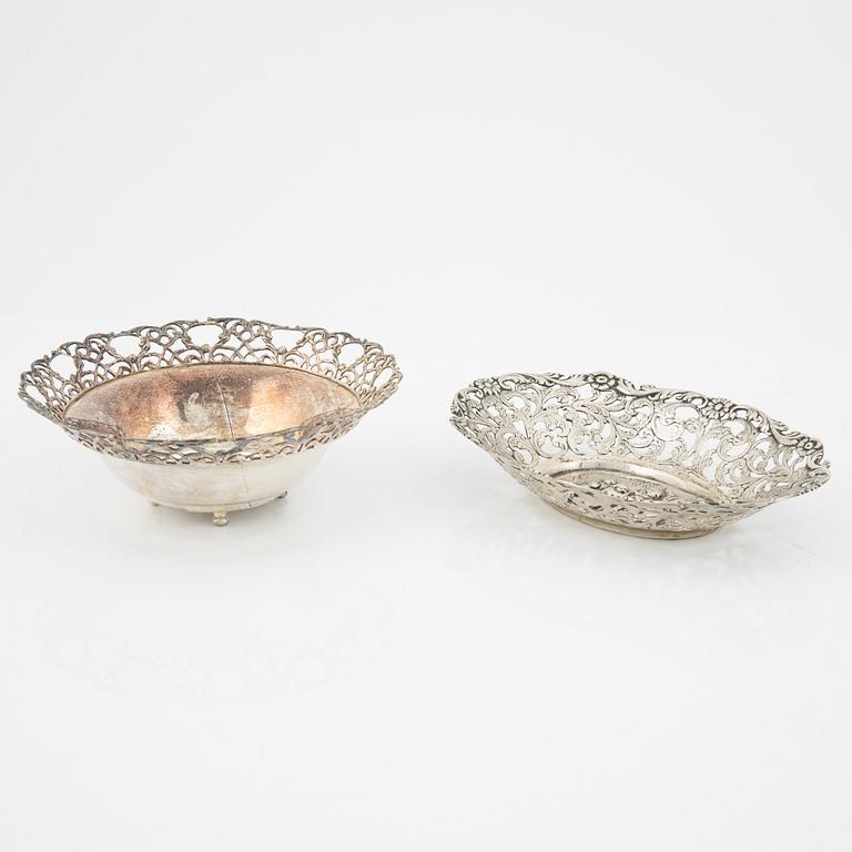 Korgar två st och sked silver, saltkar med silvermontering, 1900-tal.