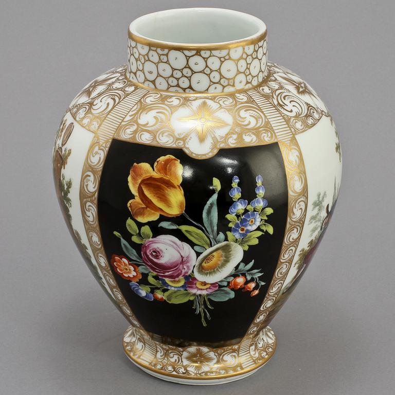 VAS, porslin, Dresden, 1900-tal.