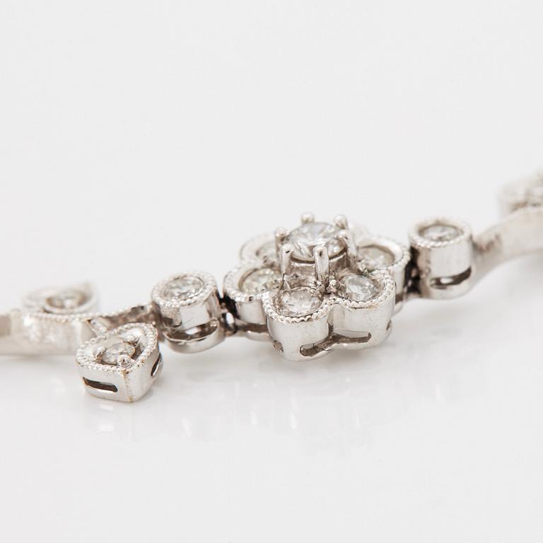 An 18K white gold bracelet set with round brilliant-cut diamonds.