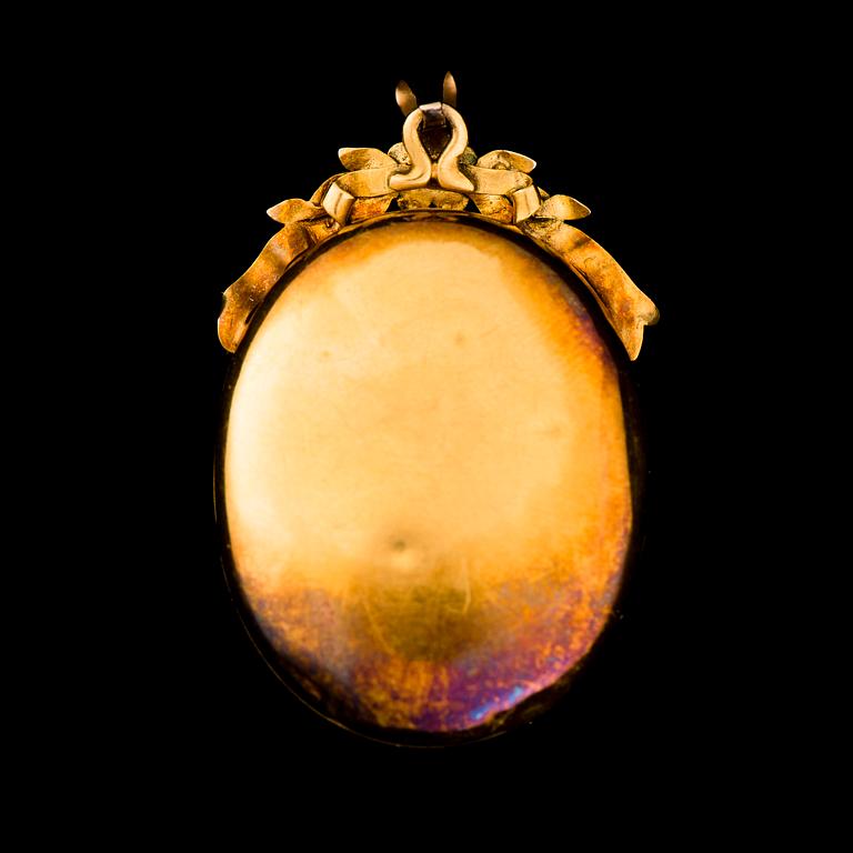 HÄNGE / MEDALJONG, 18K guld, pärlor, rosenslipade diamanter. Otto Roland Mellin, Helsingfors 1871.