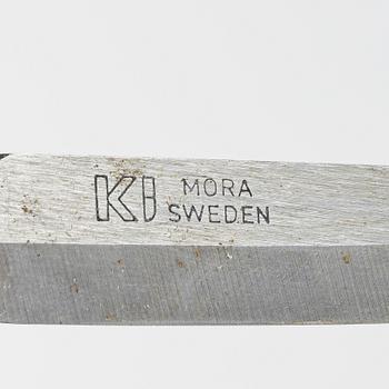 Knivar 4 st, oidentifierade slöjdare, samt en kåsa av Bengt Olav Unga.