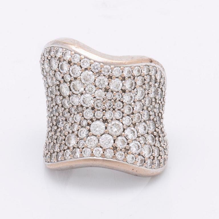 Ole Lynggaard, sormus "Kiss collection", 18K valkokultaa ja timantteja n. 4.00 ct yht.