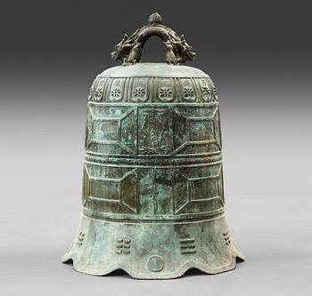 TEMPELKLOCKA, brons. Buddhistisk med datering. Qing dynasti (1644-1912).