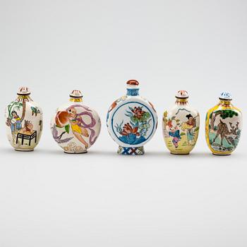 SNUSFLASKOR, 5 st, porslin och emaljerad koppar, Kina 1900-tal.