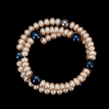 ARMBAND, odlade vita och blå pärlor, modern tillverkning.