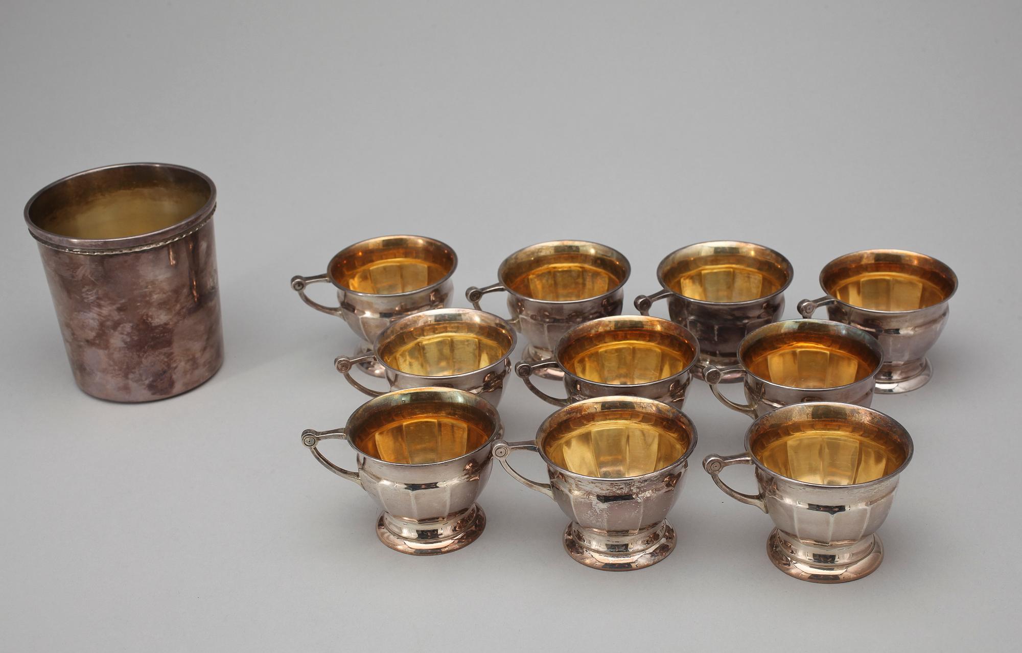 PUNSCHMUGGAR, 10 st samt BÄGARE, silver, GAB, Stockholm 1937-50. Total vikt ca 601 g.