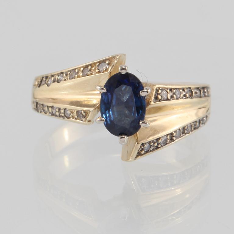 RING, 14K guld med ovalslipad blå safir samt 22 briljantslipade diamanter. Vikt 4,9 gram.