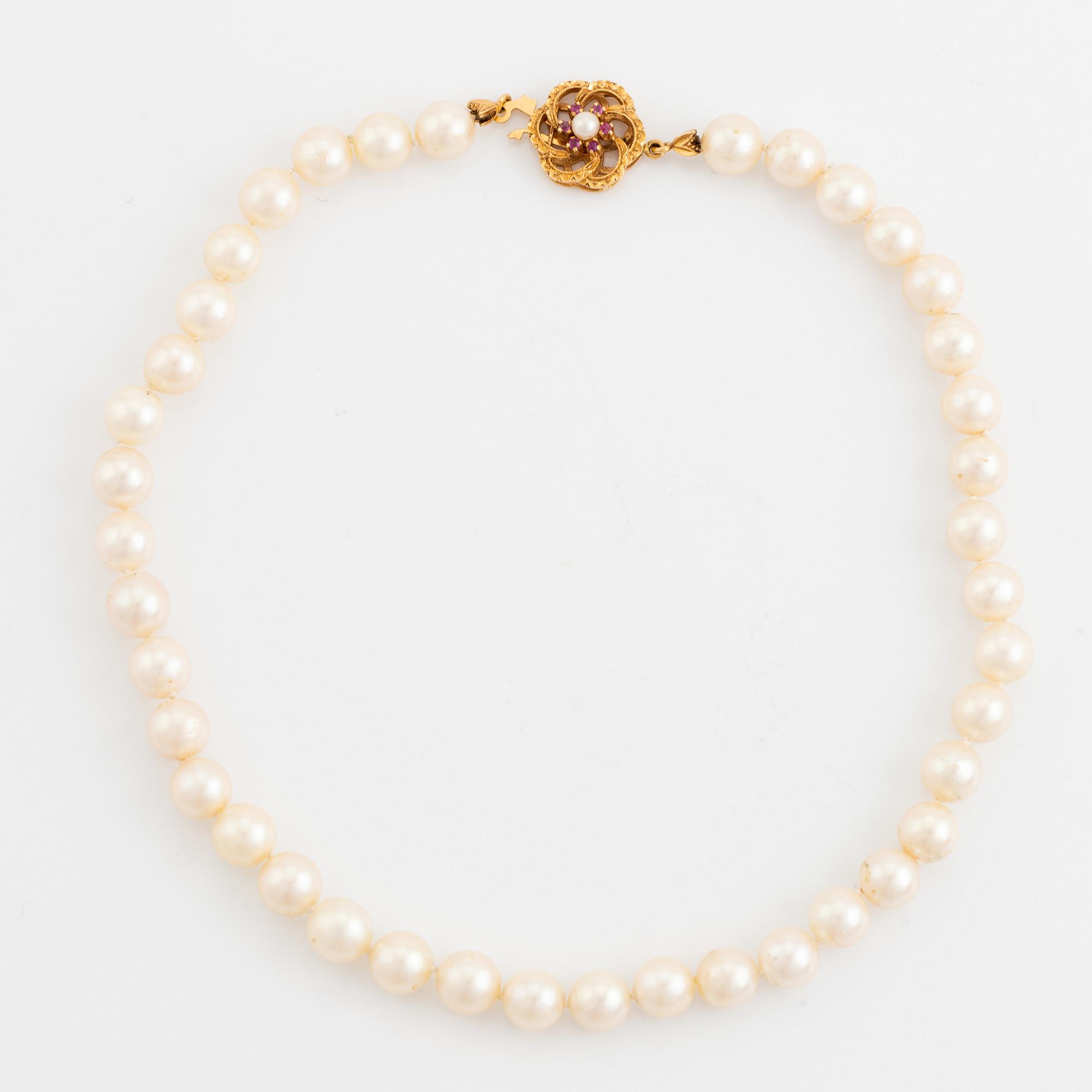 A cultured pearl necklace.