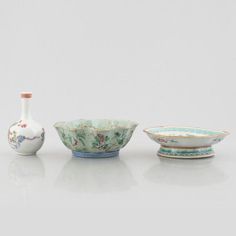 Five Chinese porcelain pieces, late Qing dynasty and 20th century.