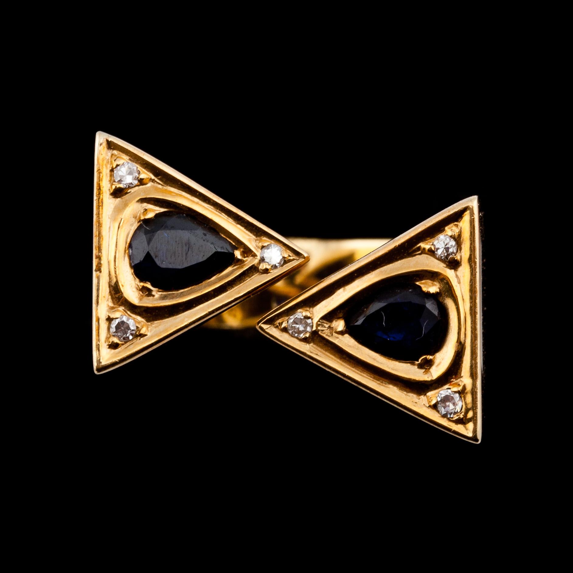 RING, 18k guld med små diamanter samt mörkt blå safirer. Vikt ca 14 g.