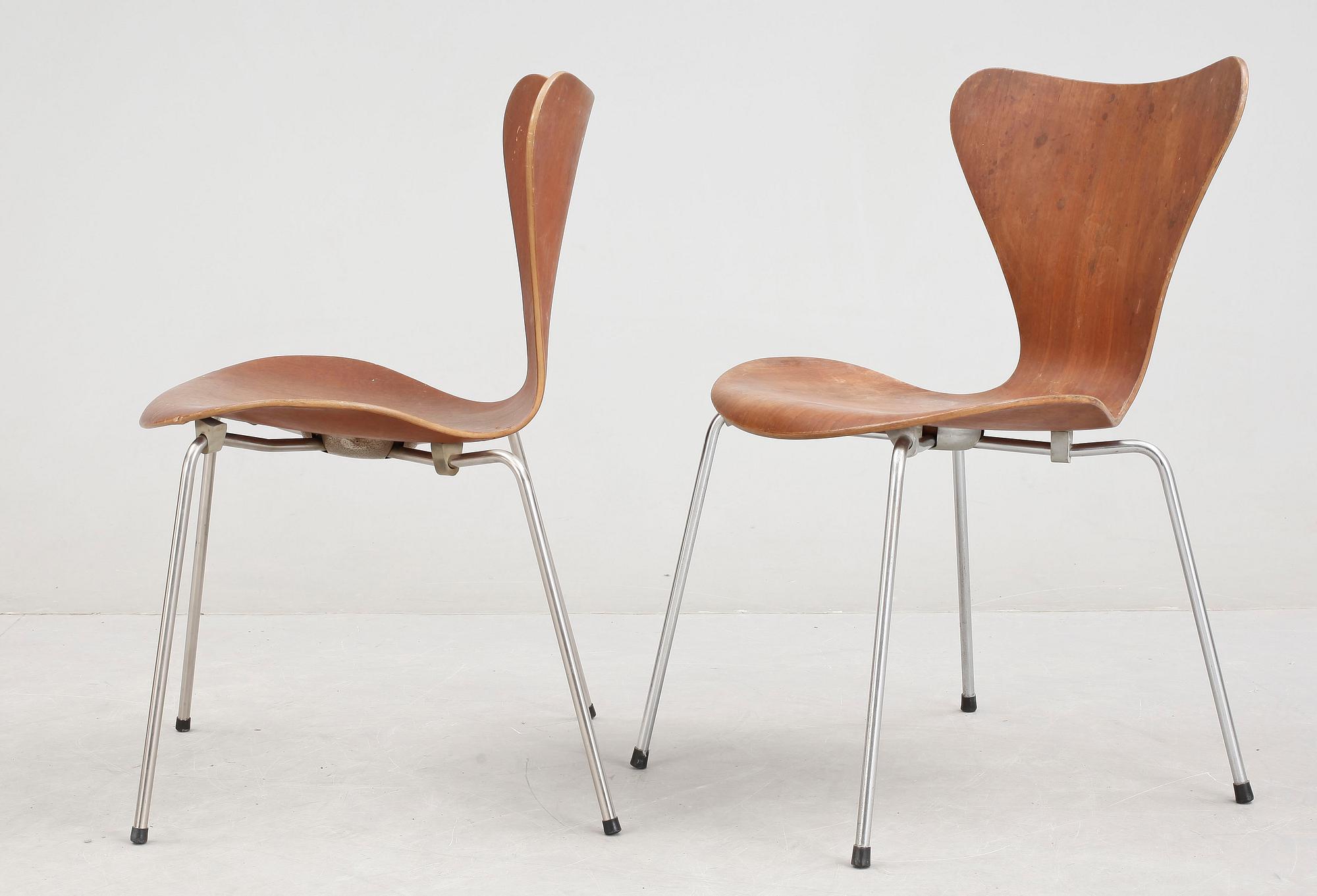 STOLAR, 2 st, "Sjuan", Arne Jacobsen för Fritz Hansen.
