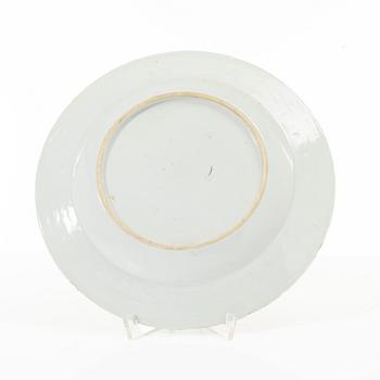 Tallrikar, tre stycken, porslin. Qingdynastin, 1700-tal.