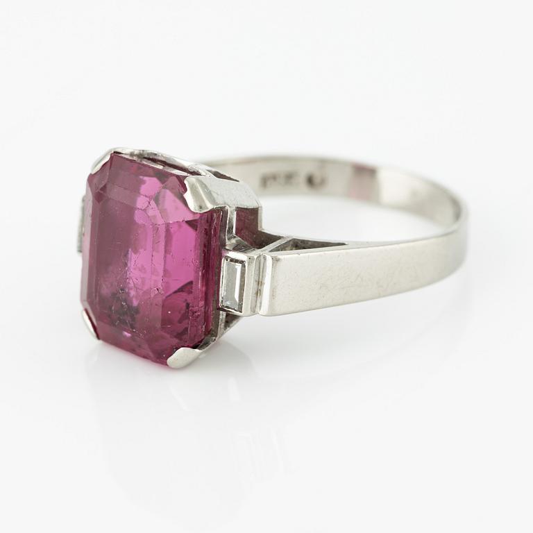 Ring, Atelier ajour, 18K vitguld med rosa turmalin och baguetteslipade diamanter.