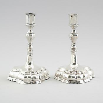 LJUSSTAKAR, 1 par, argent haché, barock, 1700-tal.