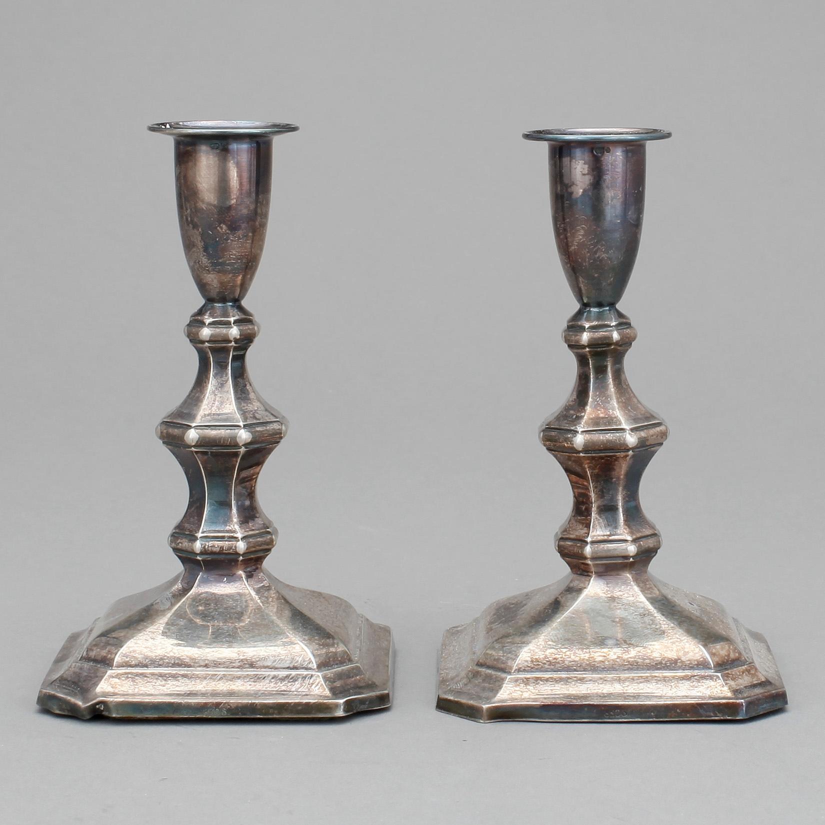 LJUSSTAKAR, ett par, silver, stämplade 830, 1900-talets första hälft.