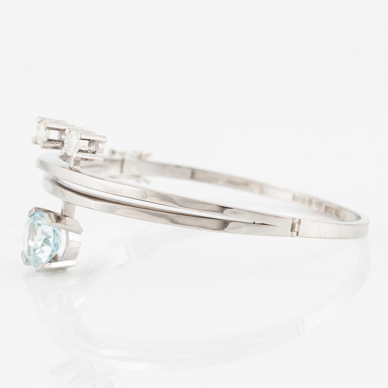 A bangle 18K white gold with aquamarine and two round brilliant-cut diamonds.