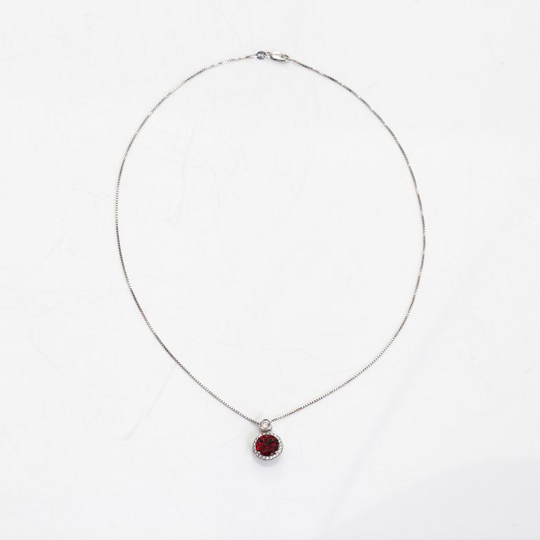 Kaulakoru, 18K valkokultaa, fasettihiottu granaatti ja timantteja.