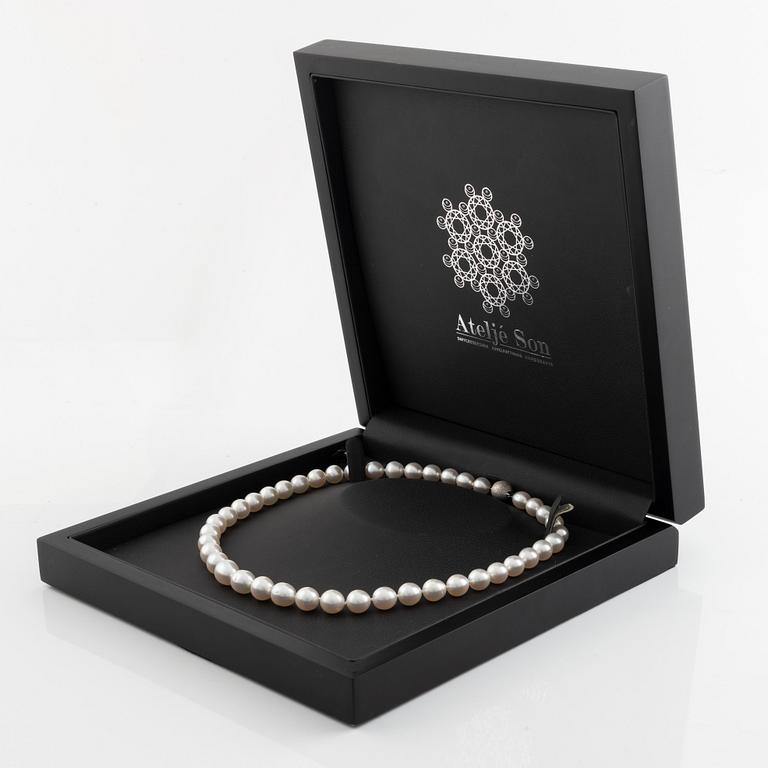 Cultured fresh water pearl neckace, clasp 18K white gold.