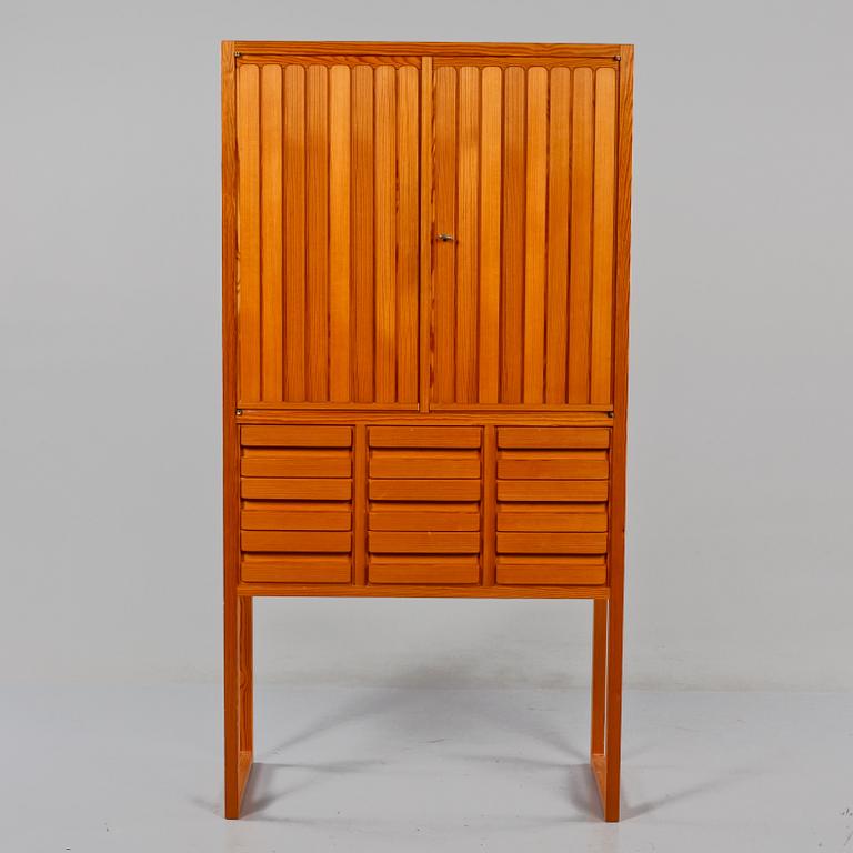 SKÅP, tillverkat av Ingvar Johansson, Stenebyskolan, Trollhättan, 1972.