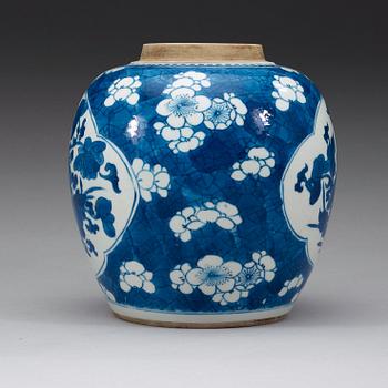 A blue and white jar, Qing dynasty, Kangxi (1662-1722).