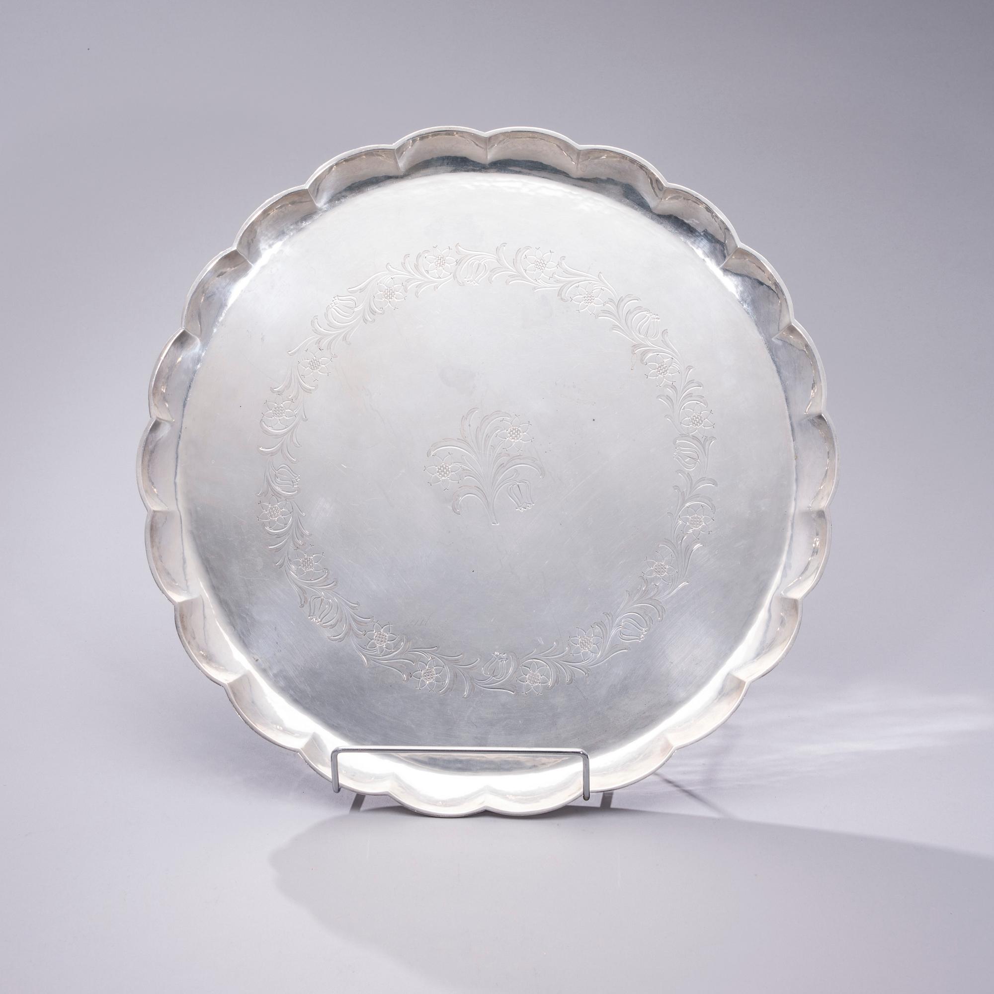 BRICKA, silver, bär finska kontrollstämplar, Oskar Lindroos, Helsingfors 1929. Vikt ca 1260 g.