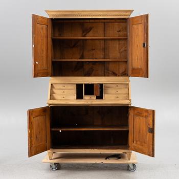 Skåp, gustavianskt, omkring år 1800.