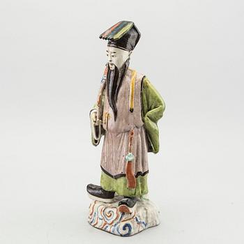 A Chinese porcelain figurine 19th century.